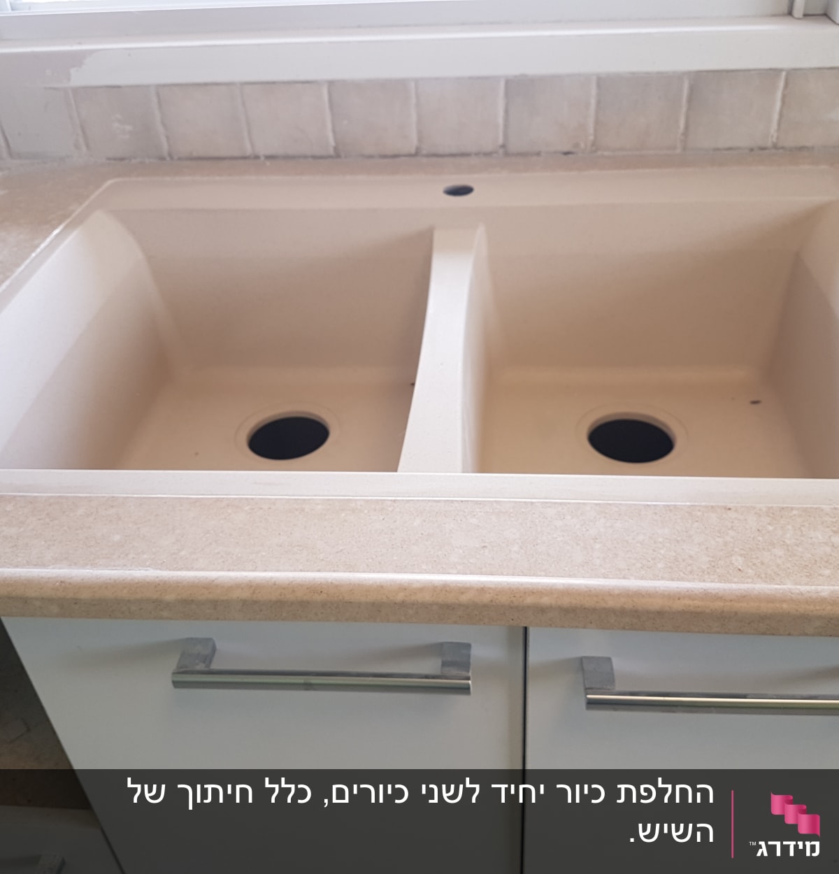 שיש בהיר עם כיור כפול במטבח